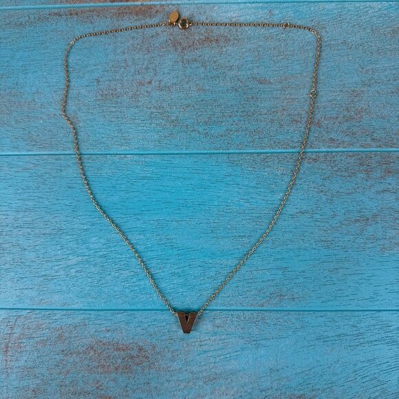 Vintage 1978 AVON Initial Attraction Necklace- "V" Gold Tone - Picture 2 of 8